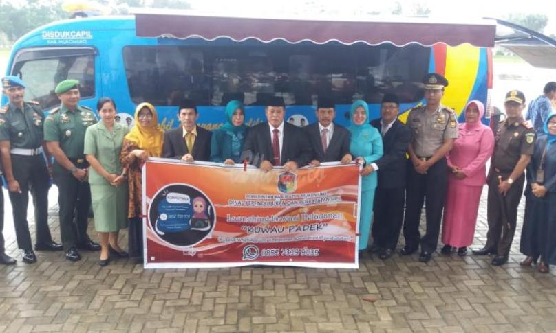 Bupati Mukomuko melaunching Layanan kependudukan berbasis online, KUWAU PADEK