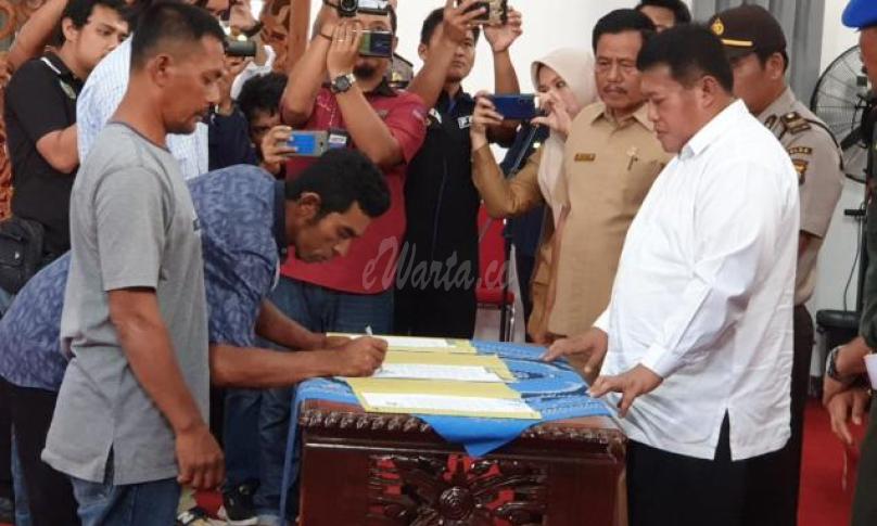 Penyerahan secara simbolis dan penandatanganan brita acara