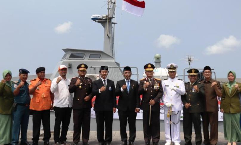 Upacara Tabur Bunga di Laut, Peringatan Hari Pahlawan 10 November 2019, di Laut kawasan Pelabuhan Pulau Baai Bengkulu, Ahad (11/10). Upacara tabur bunga ini dipimpin Wakil Gubernur (Wagub) Bengkulu Dedy Ermansyah sebagai Inspektur Upacara.