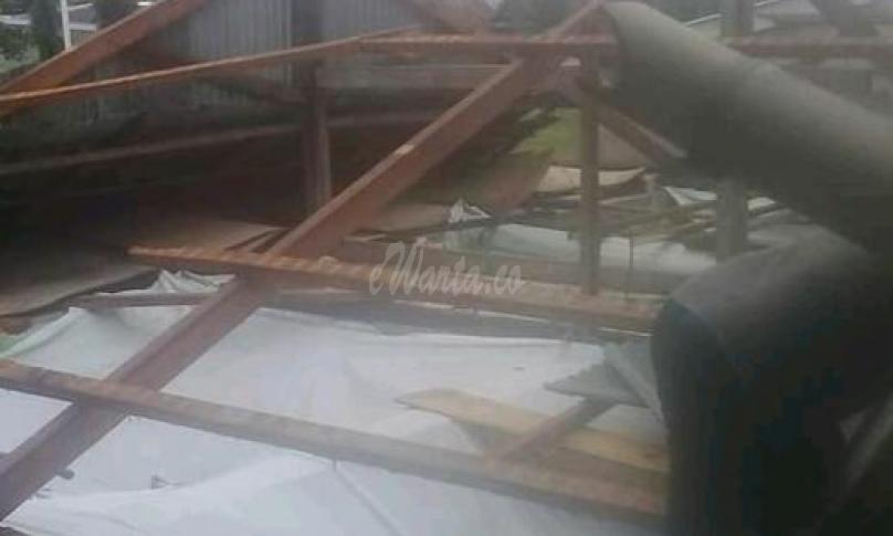 Warga bergotong royong lakukan perbaikan rumah
