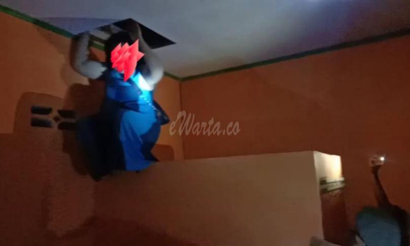 Salah seorang wanita nekat naik keatas plafon kamar hotel
