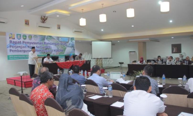 Rapat penyusunan rancangan draft perjanjian kerja sama (PKS) pembangunan SPAM regional KOBEMA (kota, benteng, dan seluma) di Santika Hotel, Rabu((20/11).