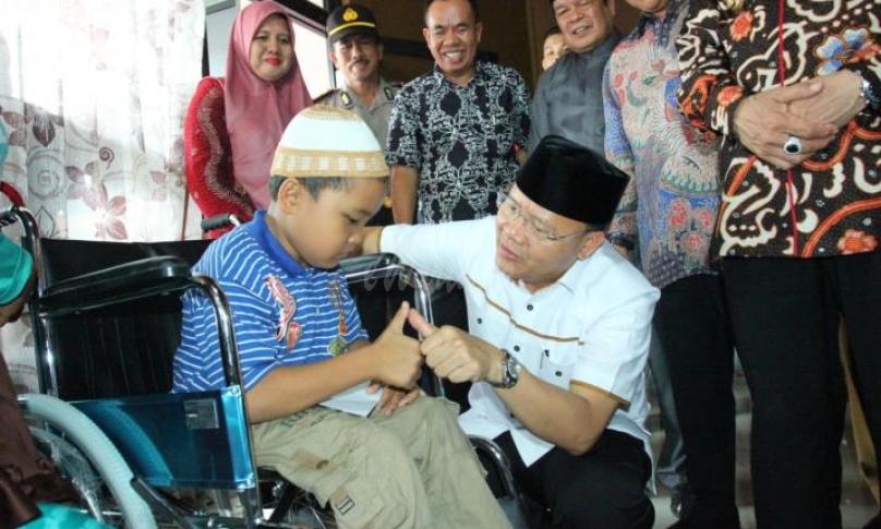 Gubernur sempat bercengkrama dengan anak kecil disela-sela kesibukanya menghadiri Launching Satgas PPA di Kepahiang.