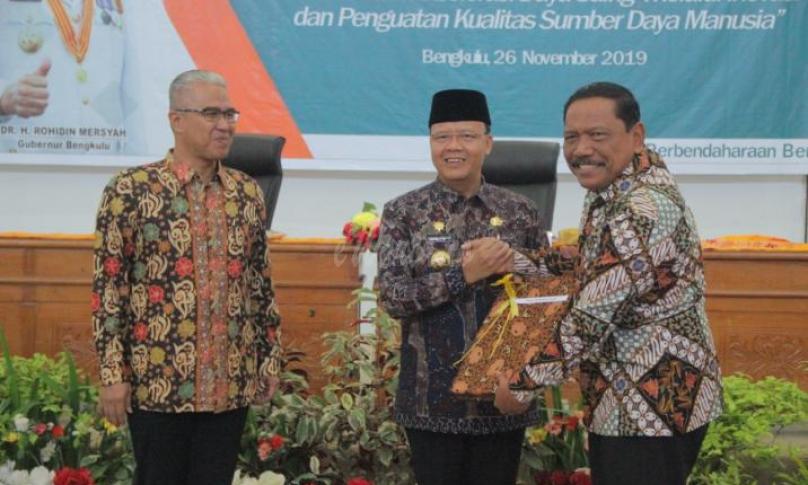 Gubernur Bengkulu (Dr. H. Rohidin Mersyah) saat menyerahkan DIPA ke Bupati Bengkulu Utara, H. Ir. Mian