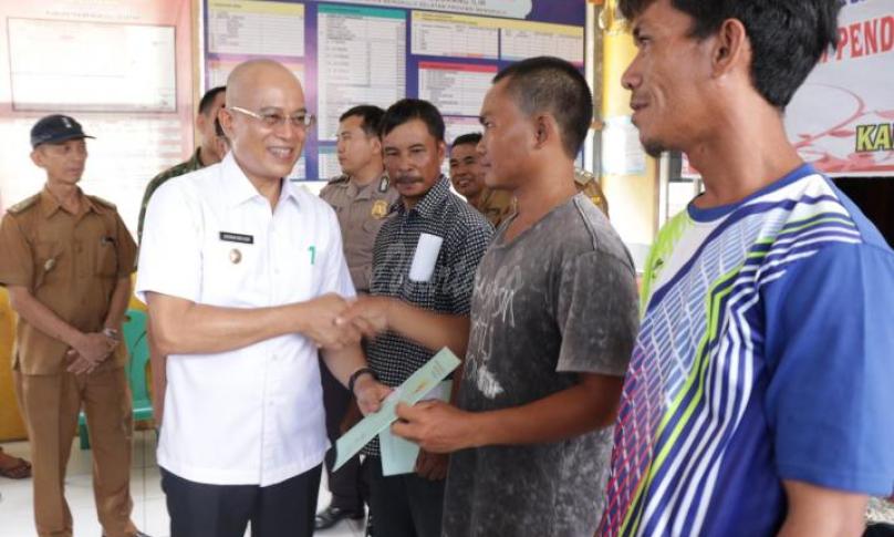 Penyerahan Sertifikat tanah langsung oleh Bupati Bengkulu Selatan, Gusnan Mulyadi