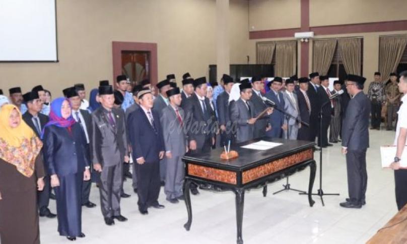 Pengambilan sumpah dan jabatan Eselon II, III dan IV pada 90 Aparatur Sipil Negara (ASN) di lingkungan Pemkot Bengkulu, Rabu (27/11) malam.