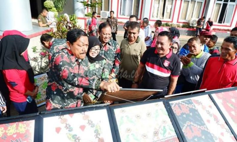 Bupati Bengkulu Utara, Ir. H. Mian saat melaunching Batik Kagano, Jumat (27/12).