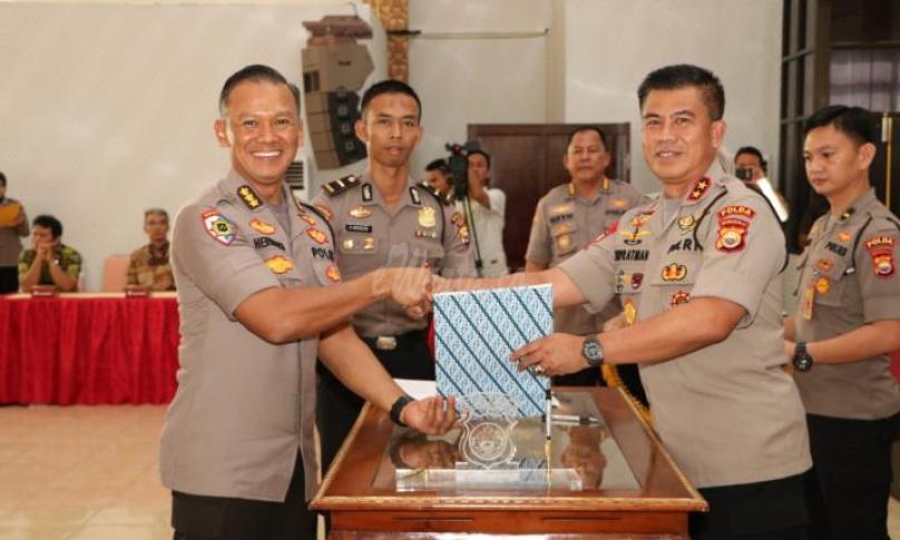 Penyerahan Dipa oleh Kapolda Bengkulu Irjen Pol Drs. Supratman, MH kepada Perwakilan Kasatker dan Kapolres Jajaran antara lain, Irwasda, Karo Ops, Kabid Kum, Kapolres Bengkulu, Ka Rumkit dan Koorspripim Polda Bengkulu.