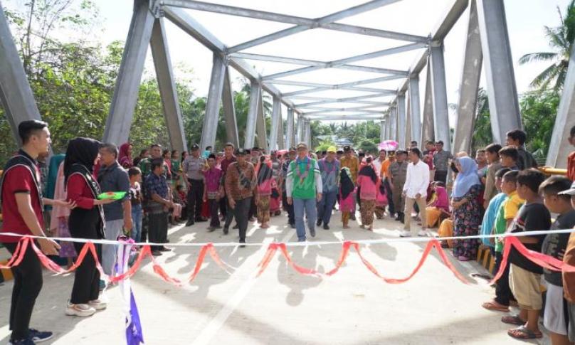 meninjau pembangunan jembatan di Desa Lubuk Mindai, Kecamatan Ketahun, Kabupaten Bengkulu Utara, 15/12.