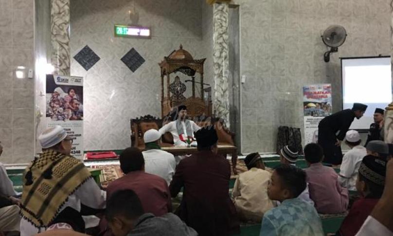 Ulama' asal Gaza, Palestina saat bertausiah dan menggalang donasi di Masjid Uswatun Hasanah Kelurahan Talang Benih, Curup Rejang Lebong. Bengkulu