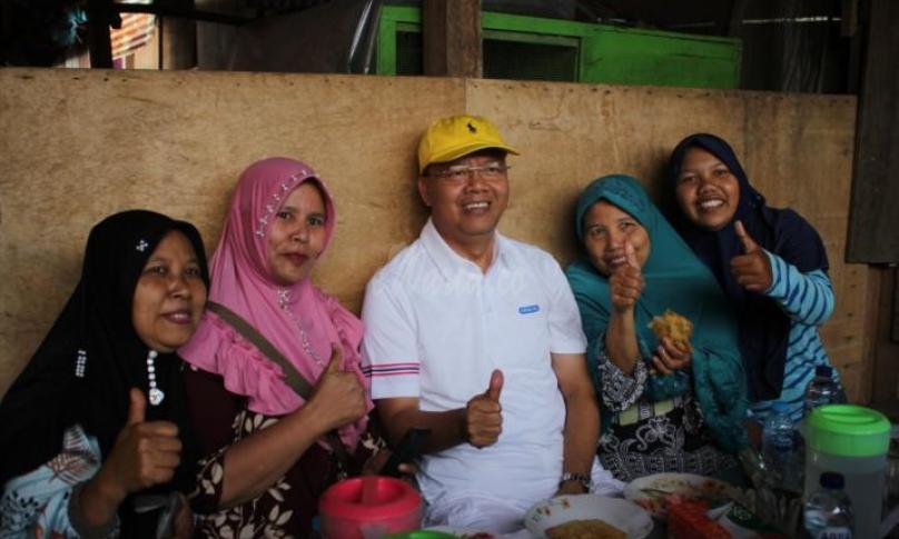 Gubernur Bengkulu (Dr. H. Rohidin Mersyah) tampak akrab bercengkrama dengan warga di sebuah warung kopi.