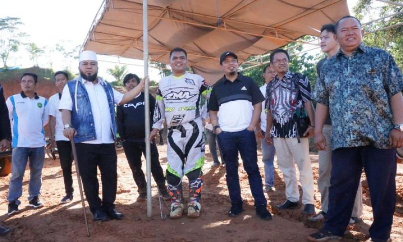 Walikota, Wawali dan rombongan saat meninjau lokasi sirkuit grestrak di Surabaya, Kota Bengkulu. Minggu (26/1/20).