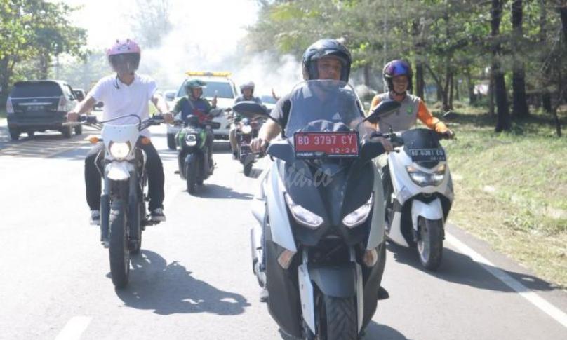 Pantau kebersihan di pantai panjang, Wawali gunakan motor roda dua.