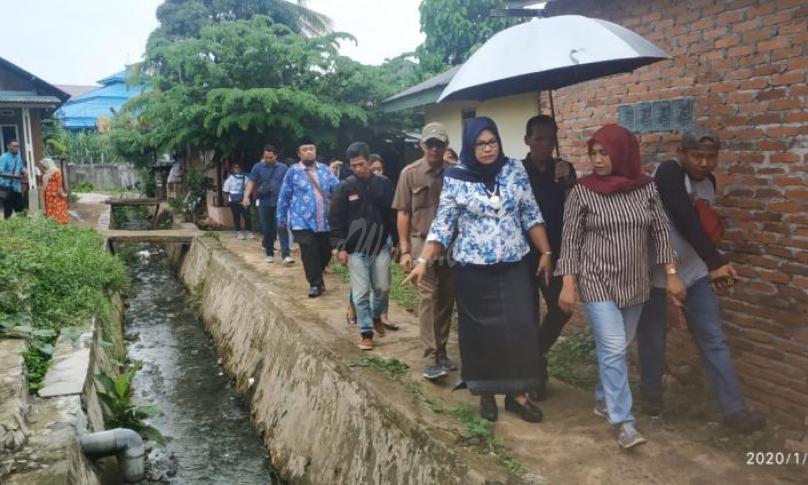 Dilaporkan lingkungan Kumuh, Komisi Dua DPRD Kota Bengkulu lakukan sidak di Kelurahan Padang Jati. 