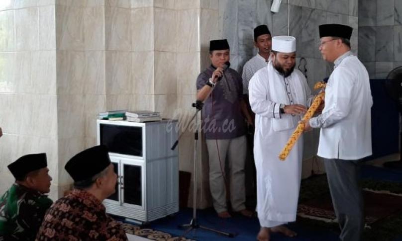 Walikota Bengkulu memberikan hadiah Tongkat kepada Gubernur Bengkulu, Rohidin Mersyah.