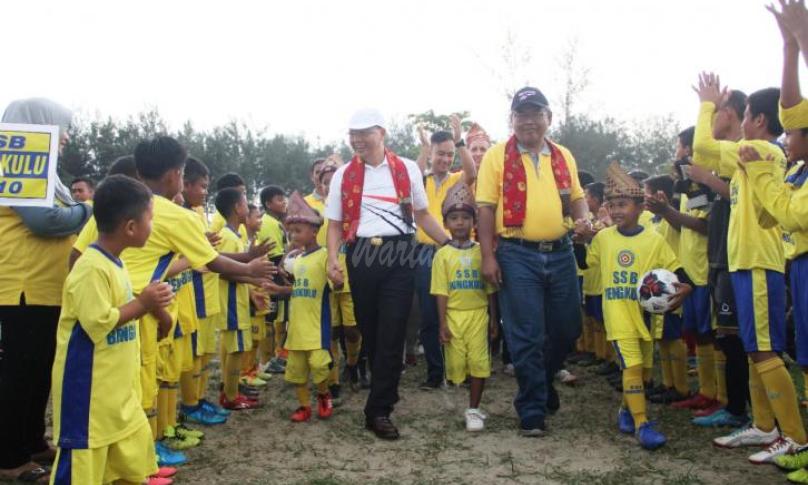 Gubernur Rohidin di hadapan para peserta Festival Sepak Bola Usia Dini (U10 dan U12) dalam rangka Anniversary 22 Tahun SSB Bengkulu, di Lapangan Sepak Bola H. M Saleh, Jl. Pariwisata Pantai Panjang Bengkulu, Jum'at (17/01).