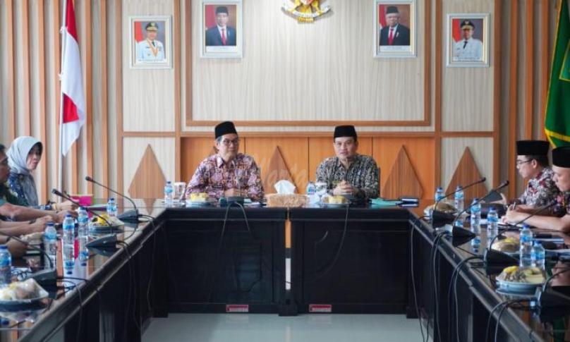 Asisten III Setda Provinsi Bengkulu Gotri Suyanto pimpin rapat tindak lanjut pelaksanaan Car Free Day di Kota Bengkulu.