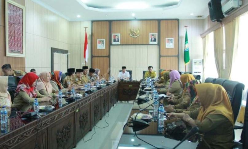 Gubernur Rohidin saat menerima Audensi Guru dan Tenaga Kependidikan Honorer Non K 35+ (GTKHNK 35+) Provinsi Bengkulu, Senin (13/1) di ruang pertemuan lantai III Pemprov Bengkulu.
