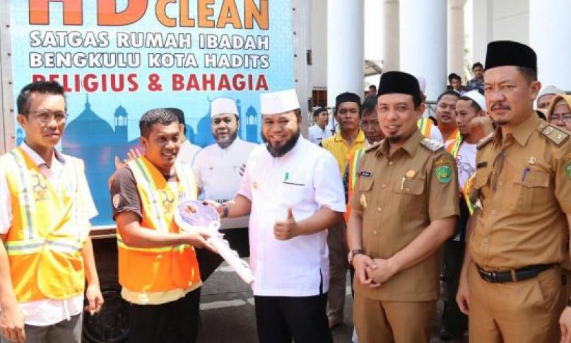 Walikota Bengkulu H. Helmi Hasan, SE didampingi Wakil Walikota luncurkan HD Clean. 