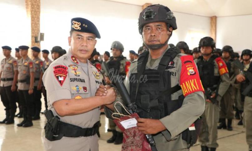 Kapolda Bengkulu Irjen Pol. Drs. Supratman,MH sore ini, Kamis (13/02/2020) pimpin langsung upacara pelepasan personil Sat Brimob Polda Bengkulu di aula adem Polda Bengkulu.