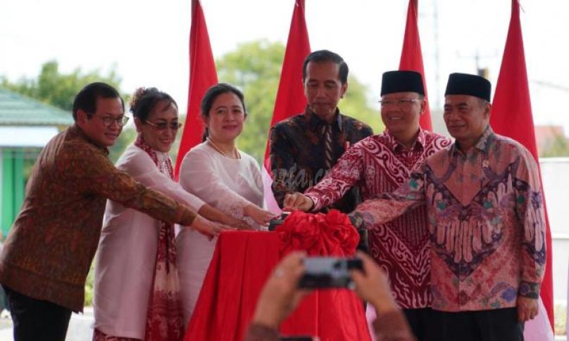 Jokowi resmikan Monumen Pahlawan Nasional Ibu Fatmawati Sukarno di Simpang Lima Bengkulu  Rabu (05/5/20).