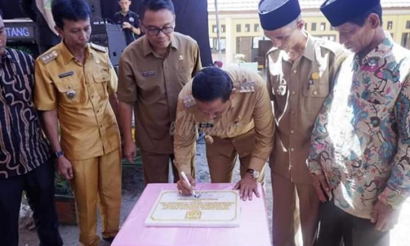 Bupati Mian tanda tangani berita acara peresmian SD 228 di Datar Macang Kecamatan Air Besi, Bengkulu Utara.