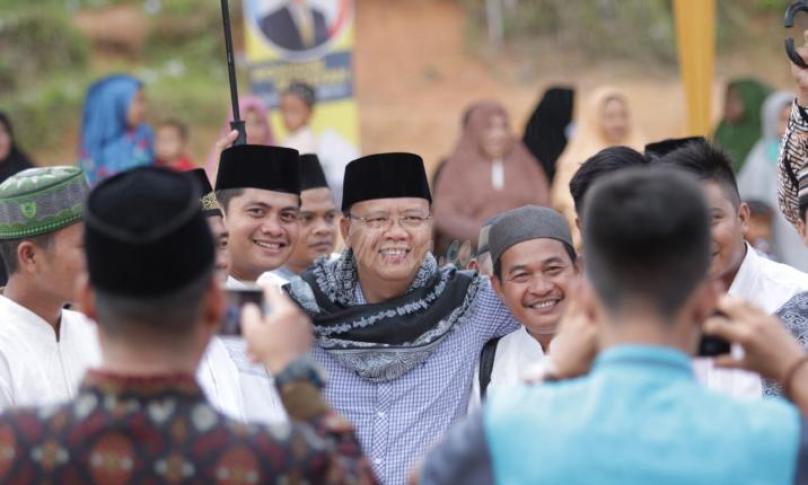 Gubernur Bengkulu foto bersama masyarakat Mukomuko.