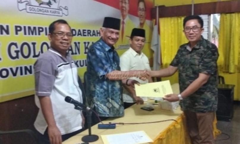 Sekretaris DPD Golkar provinsi Bengkulu, Samsu Amanah mendaftarkan Rohidin Mersyah sebagai Bakal Calon Ketua DPD Golkar periode 2020 - 2025.