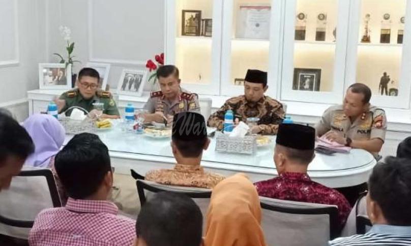 Kapolda Bengkulu Irjen.Pol Supratman hadir langsung dalam rapat pembahasan permasalahan yang terjadi di pasar panorama di kantor Walikota Bengkulu, Kamis (27/2/20) bersama Wakil Walikota Bengkulu Dedy Wahyudi.