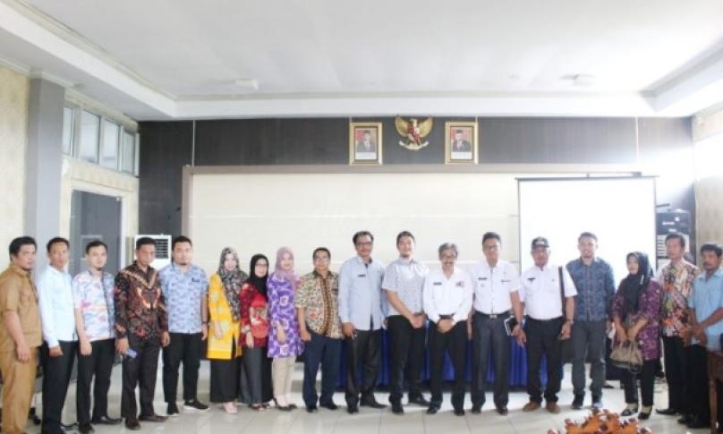 Sosialisasi Internet masuk Desa di akhiri dengan berfoto bersama.
