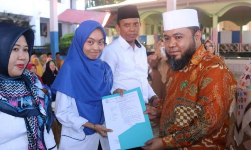 melakukan Penyerahan Surat Perintah Tugas (SPT) Guru, tenaga kependidikan kategori K2 dan 13 Pegawai Tidak Tetap (PTT) secara simbolis dilingkungan Dinas Pendidikan Kota Bengkulu Tahun 2020 di lapangan apel Dinas Pendidikan Kota Bengkulu. Senin (24/2/2020).