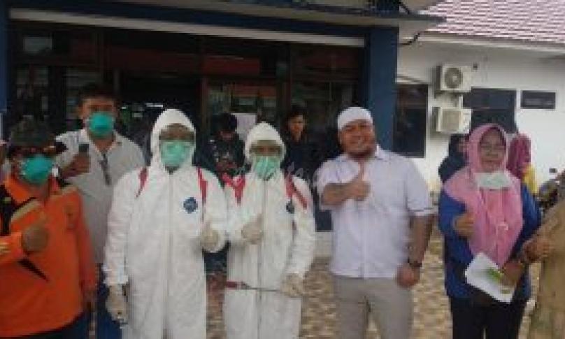 Tim medis Dinas Kesehatan kota Bengkulu saat melakukam penyemprotan Desinfektan ke sejumlah perkantoran OPD. 