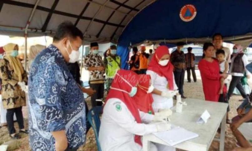 Bupati Mukomuko Choirul Huda saat meninjau posko di perbatasan.