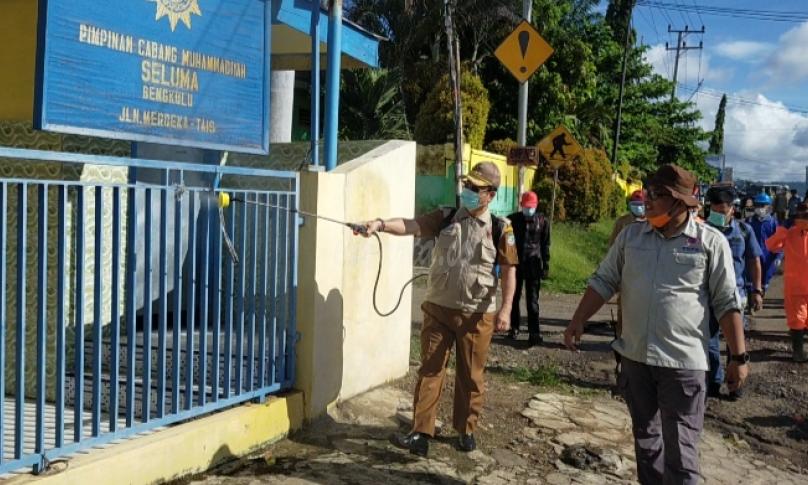 Bundra Jaya turun langsung ikut serta lakukan penyemprotan desinfektan.