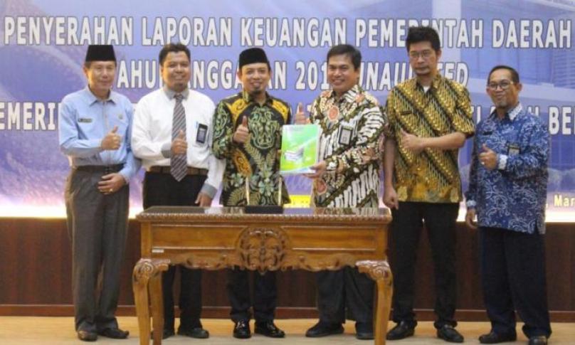 Wakil Walikota Bengkulu Dedy Wahyudi didampingi Asisten III Kota Bengkulu M. Husni serta Kepala Inspektorat Kota Bengkulu Sahudin menyerahkan Laporan Keuangan Pemerintah Daerah (LKPD) Unaudited Pemerintah Kota Bengkulu tahun anggaran 2019 kepada BPK-RI Perwakilan Bengkulu. 
