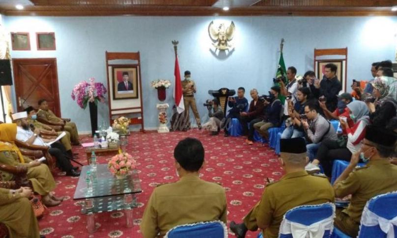 Walikota didampingi Wawali saat melakukan converence pers di Balai Kota, Senin (30/03/20).