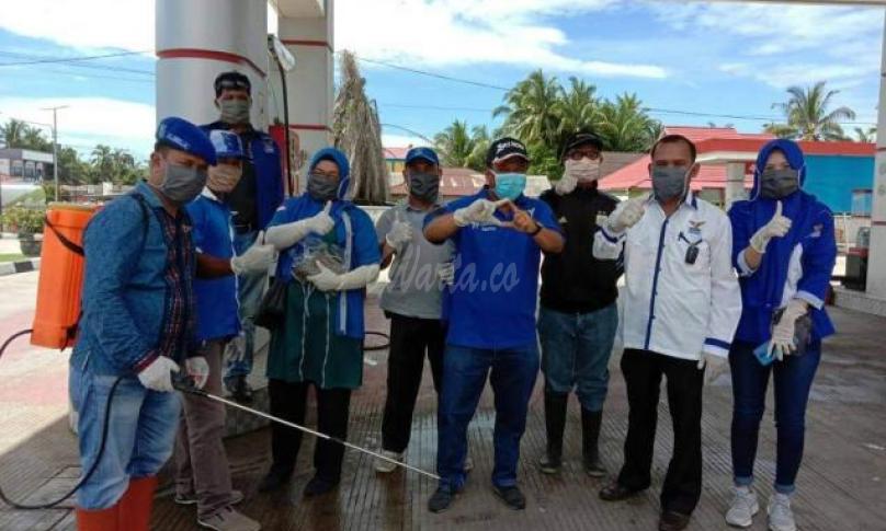 Anggota Dewan Provinsi dapil Mukomuko, Fraksi DPRD dan DPC Demokrat Mukomuko bagikan masker gratis dan lakukan penyemprotan desinfektan.