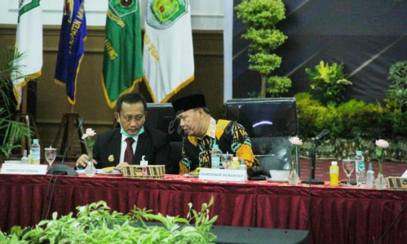 Direktur Utama Bank Bengkulu akrab bersama Gubernur Bengkulu.