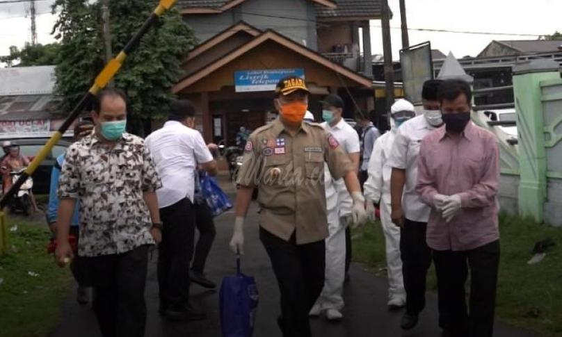 Gubernur Rohidin menirukan pesan pasien COVID-19 saat menyambangi rumahnya Rabu (15/04) kemarin.
