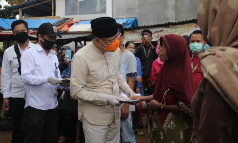 Salah satu pedagang Sumirah mengaku baru pertama kali menerima bantuan masker dan ucapan terima kasih disampaikannya kepada Gubernur Rohidin dan rombongan.