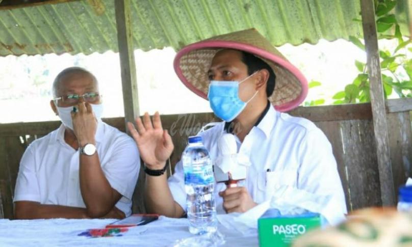 Wakil Walikota Bengkulu Dedy Wahyudi didampingi Kepala Perum Bulog Divre Bengkulu Defrizal serta Kepala Dinas Pangan dan Pertanian Syahrul Tamzie melakukan peninjauan kondisi padi di persawahan Kota Bengkulu di Kecamatan Singgaran Pati, Selasa (21/4/2020).