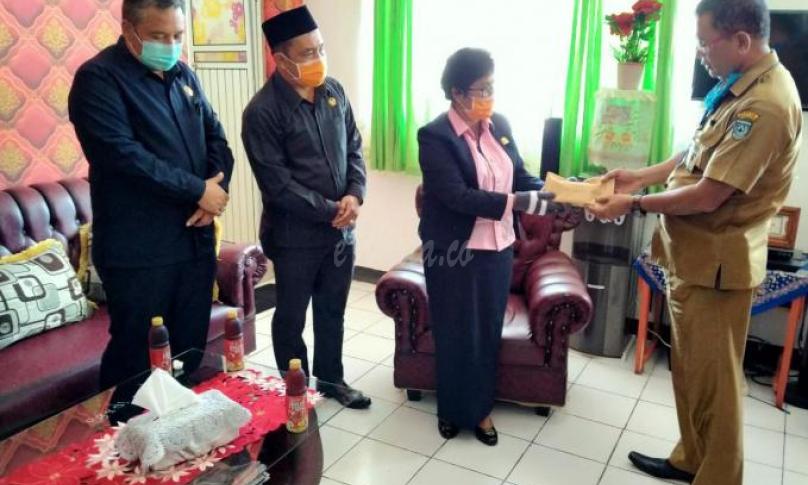 Ketua DPRD Bengkulu Utara, Sonti Bakara menyerahkan bantuan yg di terima langsung oleh Direktur RSUD Arga Makmur.