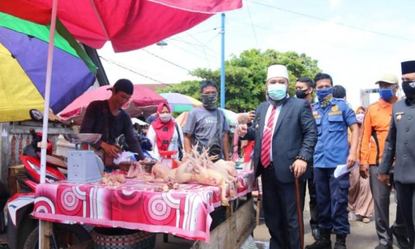 Walikota Bengkulu Helmi Hasan dan wawali Dedy Wahyudi turun langsung ke pasar Panorama ikut membagi-bagikan masker kepada pedagang di sepanjang jalan belimbing.