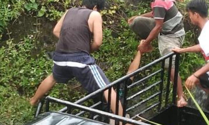Proses evakuasi korban oleh petugas di bantu masyarakat.
