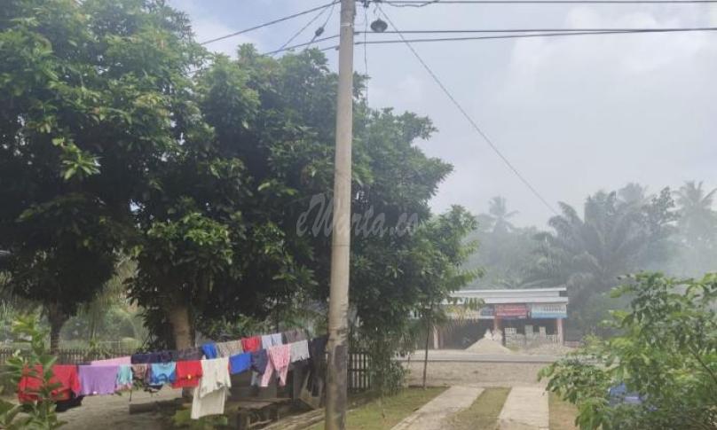 Foto diambil warga saat polusi udara (asap) menyelimuti langit di wilayah Kecamatan Air Priukan Kabupaten Seluma, Bengkulu.