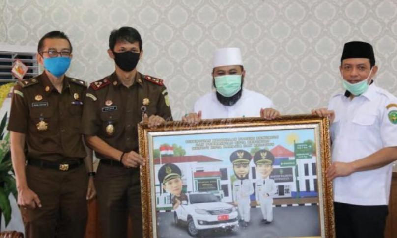 Walikota Bengkulu Helmi Hasan dan Wawali Dedy Wahyudi Rabu (3/6/20) menerima kunjungan dari Kajari Bengkulu Emilwan Ridwan bersama penggantinya Agung Adnyana yang akan menjadi Kajari Bengkulu yang baru.