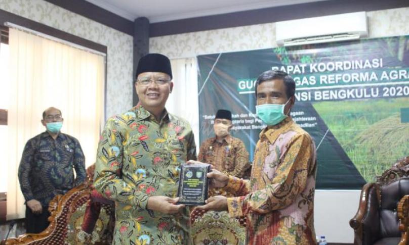 Gubernur Rohidin dalam Rapat Koordinasi Gugus Tugas Reforma Agraria Provinsi Bengkulu dengan tema “Satukan Langkah dan Komitmen Kelembagaan Reforma Agraria bagi Peningkatan Kesejahteraan Masyarakat Bengkulu yang Berkeadilan” bersama Wakil Menteri Agraria Dan Tata Ruang Badan Pertanahan Nasional (ATR/BPN) Surya Tjandra melalui virtual meeting, di Kantor Wilayah BPN Provinsi Bengkulu, Kamis (11/6).