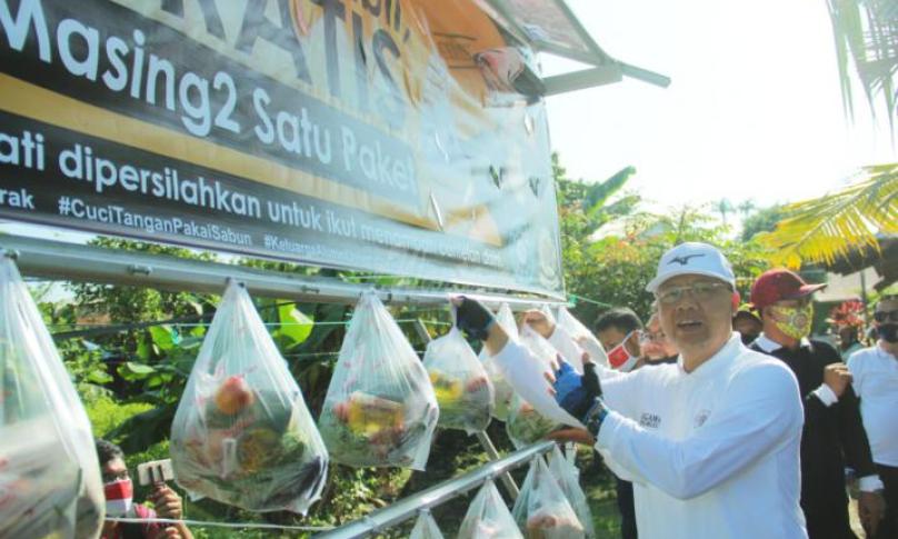 Uniknya kantong berisi kebutuhan pokok ini diletakan dengan cara digantung  (dicanthel) pada tempat yang sudah disediakan