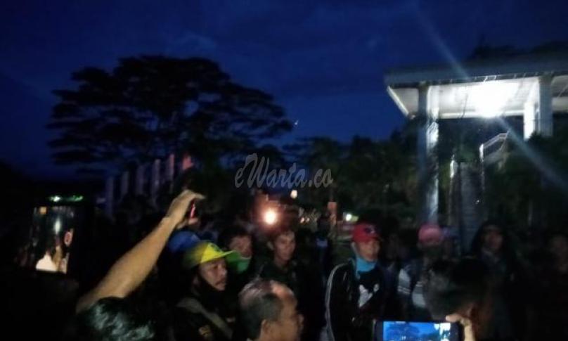 Tampak ratusan warga pendukung Kades nonaktif berdatangan ke Kantor Bupati Seluma.
