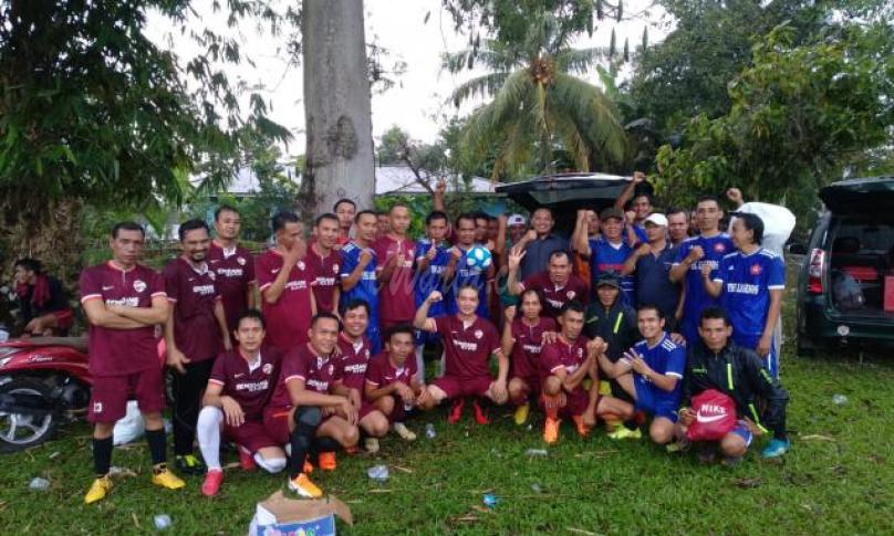 dua tim sepak bola yang sedang mengelar pertandingan persahabatan yakni kesebelasan Talo dan Alas. 